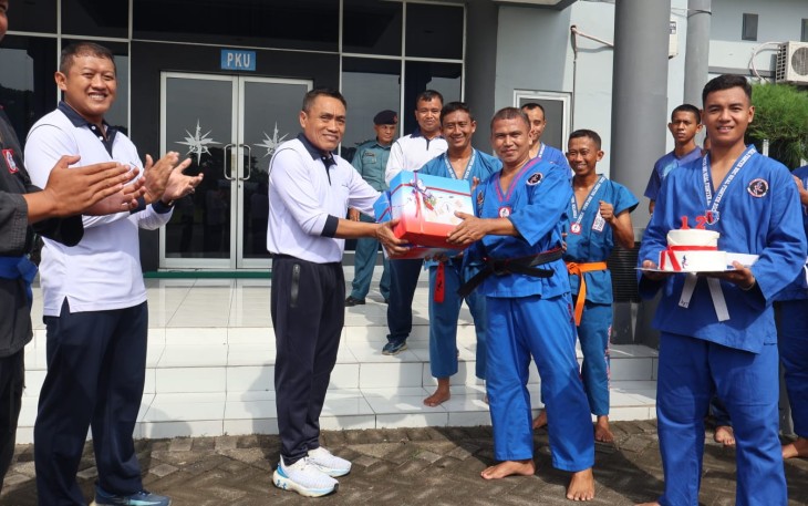 Komandan Satlinlamil 2 dan Jajaran Rayakan 12 Tahun Berdirinya Olahraga Real Fighter 
