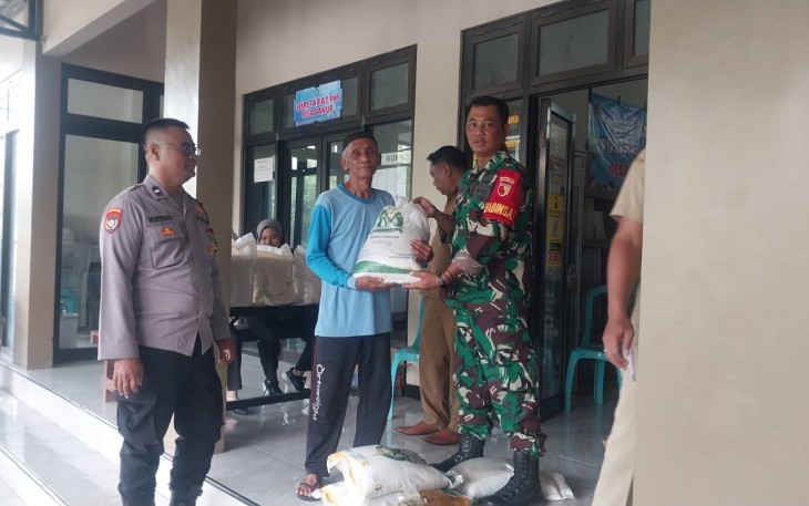 Penyaluran bantuan pangan di wilayah desa binaan 