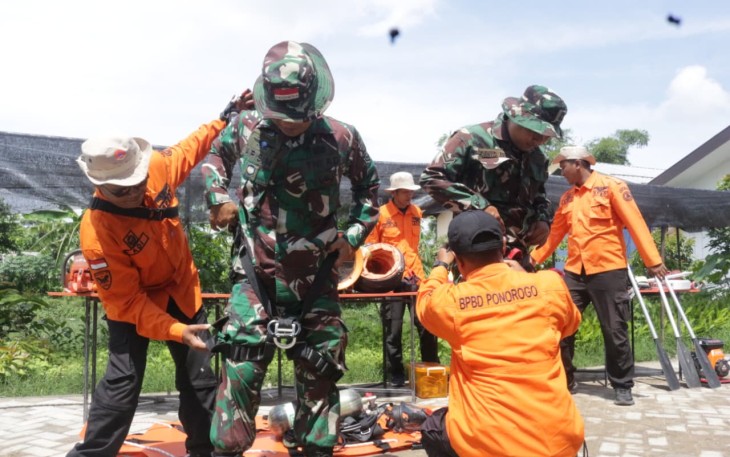 Latihan penanggulangan bencana alam prajurit Kodim Ponorogo 
