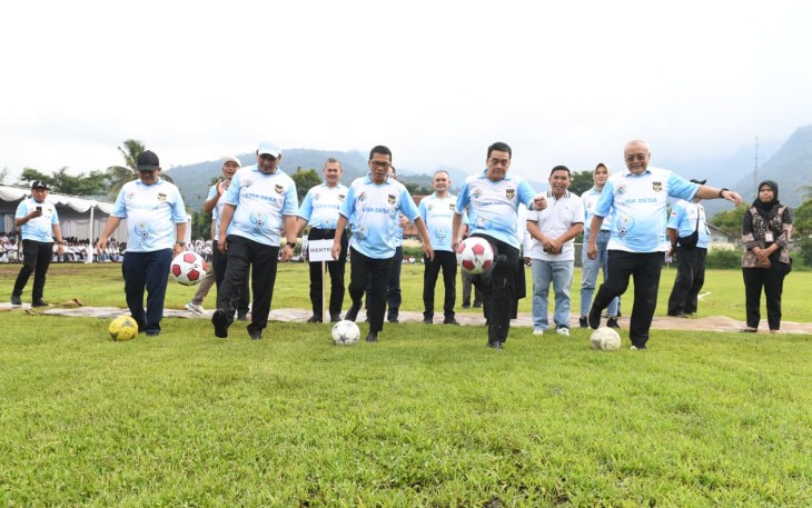 Mendes PDT Yandri Susanto bersama Wakil Mendes PDT Ahmad Riza Patria, Sesmenpora Gunawan Suswantoro, Wagub Jateng Taj Yasin, Bupati Semarang Ngesti Nugraha melakukan kick off Liga Desa dalam rangkaian Peringatan Hari Desa 2026 di Lapangan Banyubiru, Semarang, Jateng, Kamis (20/11/2025). Puncak Peringatan Hari Desa 2026 akan digelar pada 15 Januari mendatang di Boyolali. Foto: Wening/Kemendes PDT
