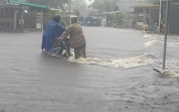 Arus Banjir Jalan Singkil–Rimo Kencang