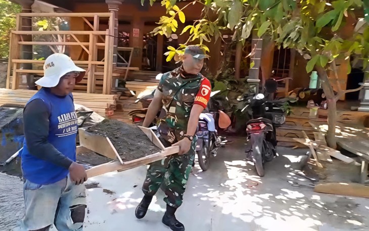 Babinsa Desa Lembah Gotong Royong Bantu Pembangunan Rumah Warga