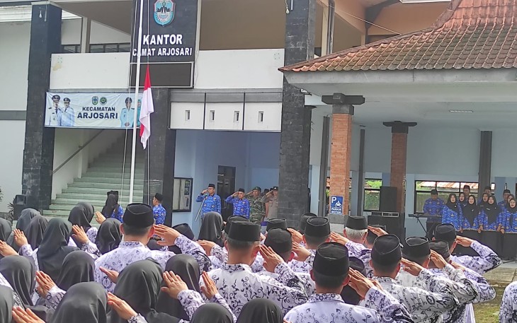 Danramil 0801/03 Arjosari Ikuti Upacara Dalam Rangka HUT Korpri ke 54, PGRI Ke 80, dan Dharma Wanita Ke 26