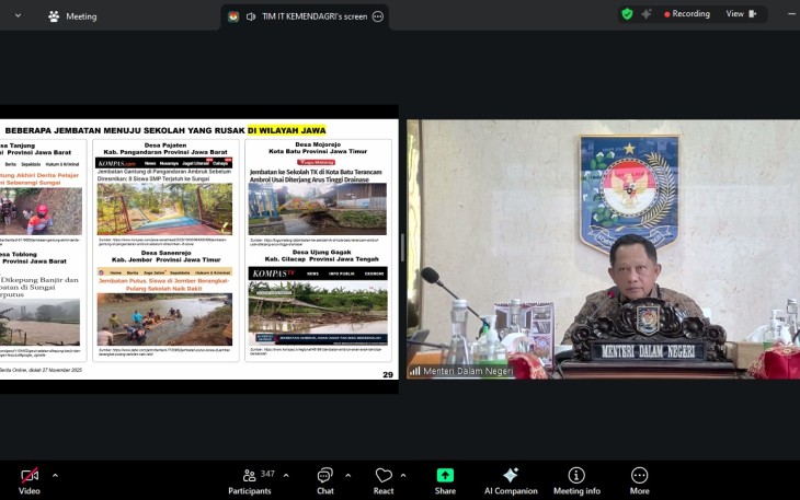 Mendagri saat memimpin Rapat Koordinasi (Rakor) Menangani Keterbatasan Akses atau Jembatan Menuju ke Satuan Pendidikan yang digelar secara hybrid dari Kantor Pusat Kementerian Dalam Negeri (Kemendagri), Jakarta, Jumat (28/11/2025)