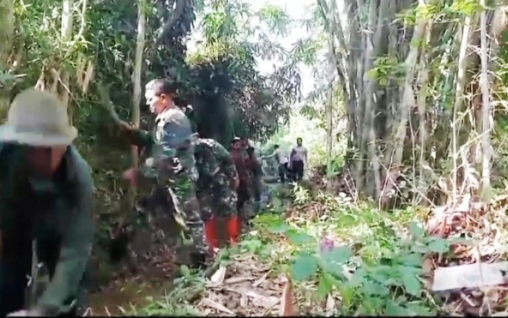 Anggota Koramil Tipe C 0802/18 Sooko, Kodim 0802/Ponorogo hari ini melaksanakan kerja bakti bersama warga Dukuh Jetis Desa Bedoho Kecamatan Sooko Kabupaten Ponorogo, Kamis (04/12/2025)