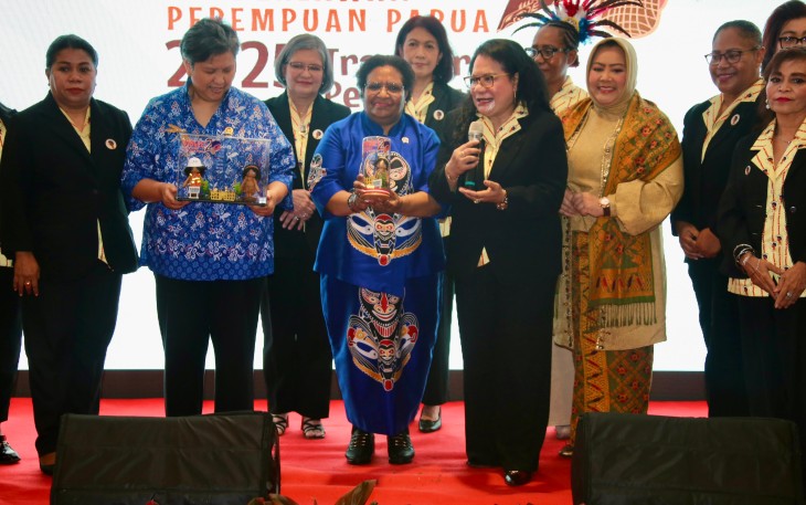 Wamendagri Ribka Haluk saat membuka Kongres II Cendekiawan Perempuan Papua