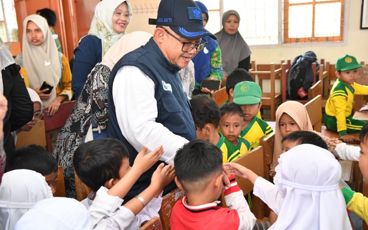 Momen Mendikdasmen Bersama Murid PAUD di Kelas Psikososial Terdampak Banjir di Kabupaten Agam