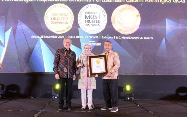 Direktur Utama AdMedika Dian Prambini saat menerima penghargaan pada ajang “Corporate Governance Perception Index (CGPI)” Award Tahun Buku 2024 di Hotel Shangri-La Jakarta pada beberapa waktu lalu