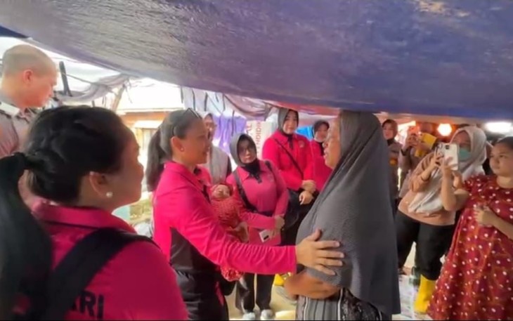 Ketum Bhayangkari Beri Bantuan di Pengungsian Aceh Tamiang, Hibur dan Kuatkan Korban