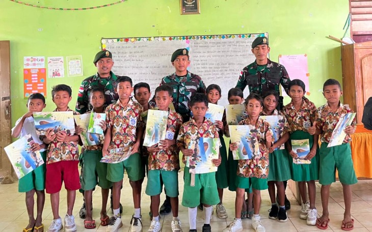 Satgas Yonarmed 12 Kostrad bersama siswa di perbatasan 