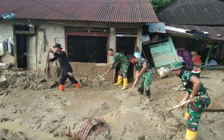 Prajurit Korem 023/KS Terus Bergerak Bantu Pemulihan Pasca Banjir Bandang dan Tanah Longsor di Sibolga-Tapteng