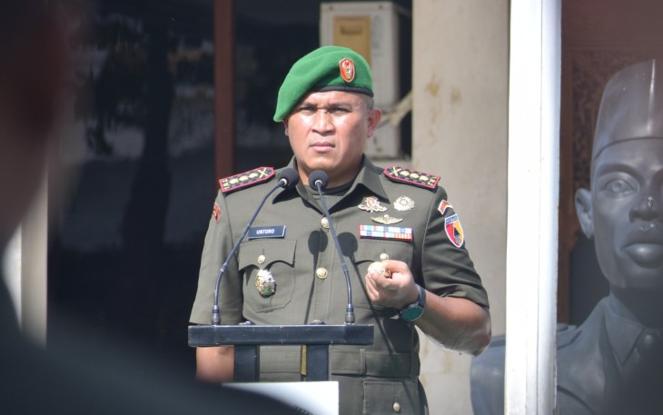 Danrem 081/DSJ Kolonel Arm Untoro Hariyanto pada upacara peringatan Hari Juang TNI AD ke-80 di Makorem 081/DSJ, Jl. Pahlawan No. 50 Kota Madiun, Senin (15/12/2025)