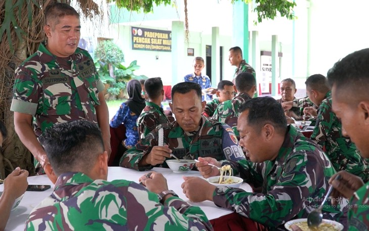 Usai memimpin upacara peringatan Hari Juang TNI AD ke-80 di Makorem 081/DSJ, Senin (15/12/2025), Danrem 081/DSJ Kolonel Arm Untoro Hariyanto mentraktir seluruh anggotanya makan soto
