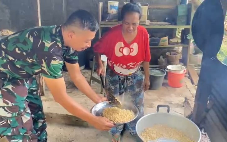 Satgas Pamtas Dampingi UMKM Tempe