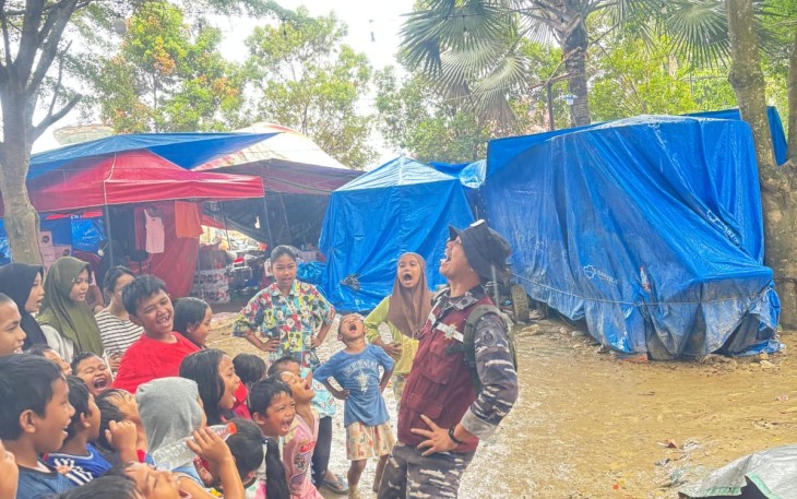 TNI  Laksanakan Trauma Healing Bagi Warga Terdampak Banjir di Aceh Tamiang