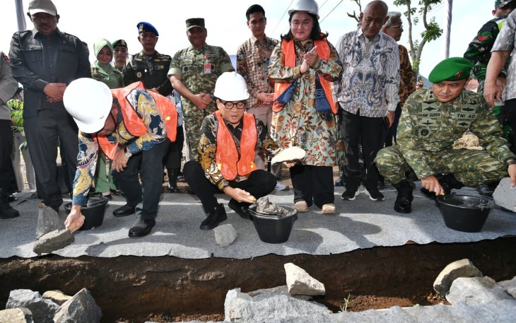 Menteri Desa dan Pembangunan Daerah Tertinggal (Mendes PDT) Yandri Susanto melakukan peletakan batu pertama pembangunan Koperasi Desa Merah Putih Gunung Kuning di Kabupaten Majalengka, Jumat (19/12/2025)