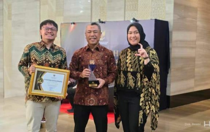 EVP Sekertaris Perusahaan Hutama Karya, Mardiansyah foto bersama usai menerima penghargaan 