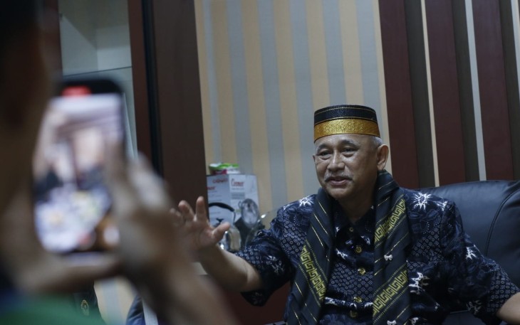 Ketua DPW LDII Sulawesi Selatan Asdar Mattiro, S.Sos., M.IKom. bersama jajaran pengurus harian turut hadir dalam penjemputan tersebut. Sebagai bentuk penghormatan kearifan lokal, Asdar Mattiro memakaikan songkok recca kepada Ketua Umum DPP LDII