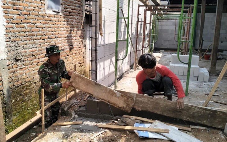 Babinsa Sendangrejo Dampingi Warga Bangun Rumah di Dusun Butuh
