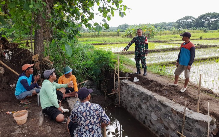 Babinsa Kodim Ponorogo Ikut Kerja Bakti Perbaiki Saluran Irigasi 