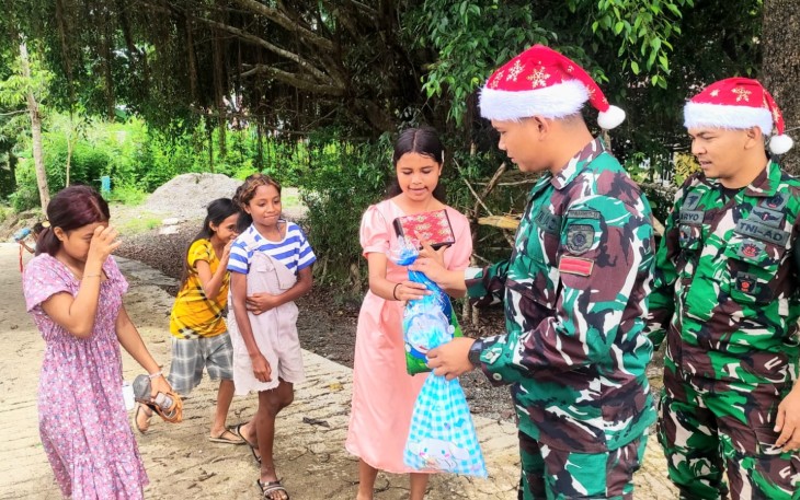 Satgas Pamtas Pos Kewar Berbagi Kasih di Hari Natal