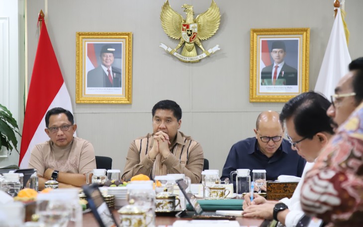Mendagri saat Rapat Lanjutan Pembahasan Pembangunan Hunian Tetap (Huntap) Pascabencana di Wilayah Sumatera yang digelar secara daring dari Jakarta, Minggu (28/12/2025)