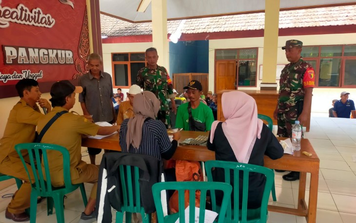 Babinsa Koramil 15/Pangkur Amankan Penyaluran BLT Kesra di Pendopo Kecamatan Pangkur