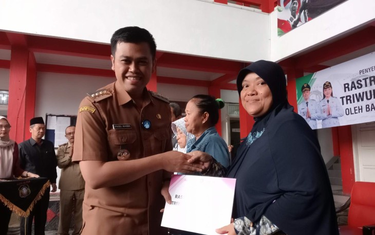 Walikota Blitar Syauqul Muhibbin Berikan Bantuan Rastrada ke Warga yang Berhak Terima Bantuan (Foto : Klikwarta.com)