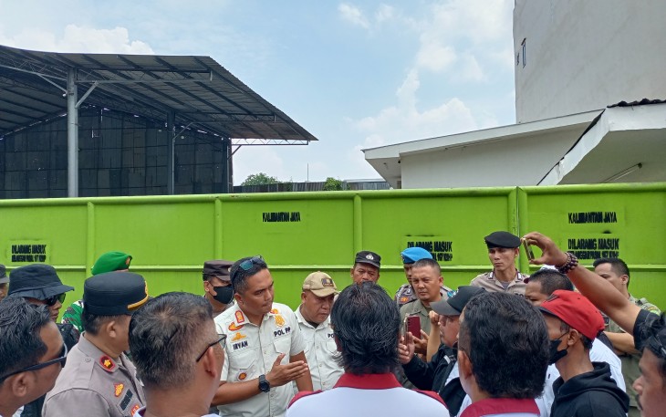 Tampak Sedang Berjalan Aksi Damai di Depan Pergudangan PT Kalimantan Jaya.