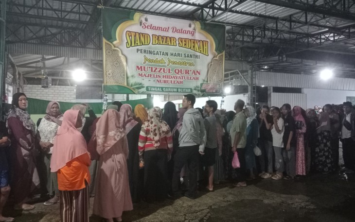 Suasana Pengunjung Antre Menerima Produk UMKM di Salah Satu Stand Bazar UMKM Sedekah Desa Tingal Kecamatan Garum Kabupaten Blitar, Sabtu 25 Oktober 2025. (Foto : Faisal NR / Klikwarta.com)