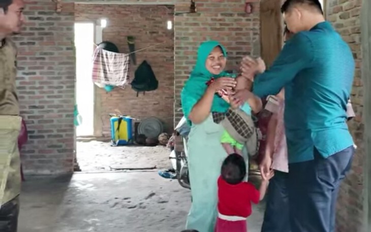 Karutan Pangkalan Brandan Erwin Siregar Bersama Puskesmas Securai Kunjungi Rumah Warga Berikan Bantuan Guna Mendukung Program Presiden Prabowo dan Program Akselerasi Menteri Imigrasi dan Pemasyarakatan.