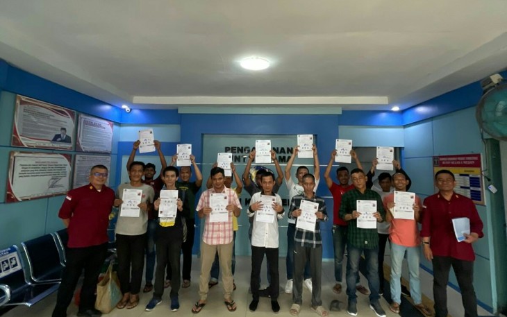 14 Orang Warga Binaan Rutan Kelas I Medan Poto Bersama Usai Mendapat Pembebasan Bersyarat.