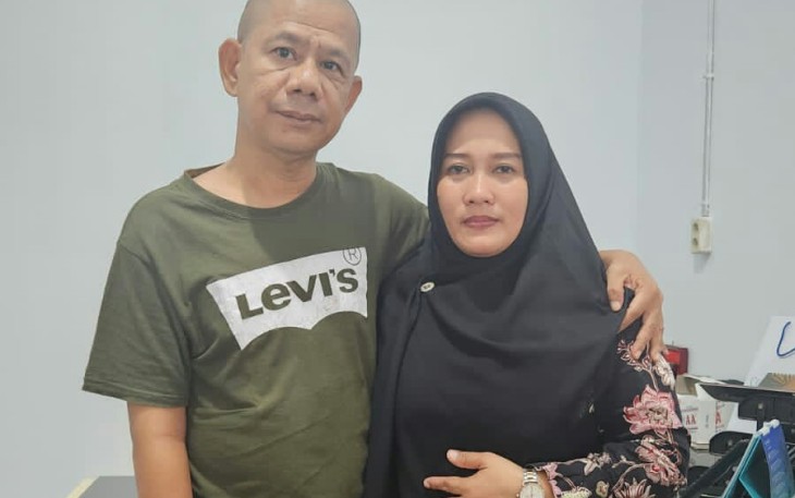 Ketua Pewarta Chairum Lubis SH Bersama Istri Poto Bersama Usai Gelar Jumat Barokah di Kantor Pewarta Polrestabes Medan.
