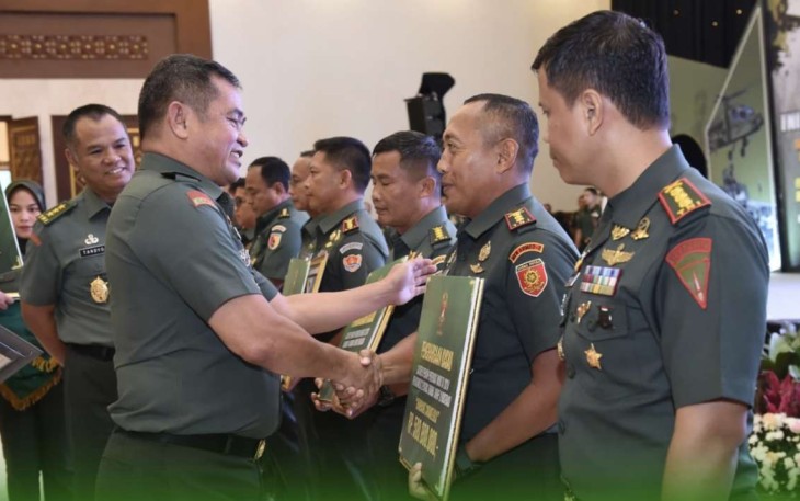 Kasad Jenderal TNI Maruli Simanjuntak memberikan penghargaan kepada Danmenarmed 2 Kostrad Kolonel Arm Siswo Budiarto di Jakarta, Senin (3/2)