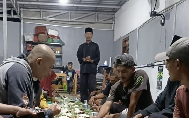 Abah Nimang saat memberikan sambutan dalam acara tradisi Cucurak, Sabtu (15/2)