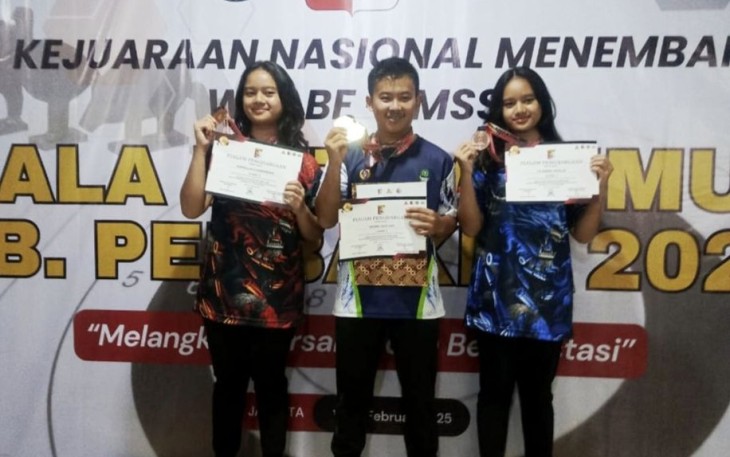 Trio petembak Perbakin Kota Depok raih juara ke 3 kategori IMSSU multi range beregu piala Ketua Umum Perbakin Cup 2025 di Jakarta, Minggu (16/2)
