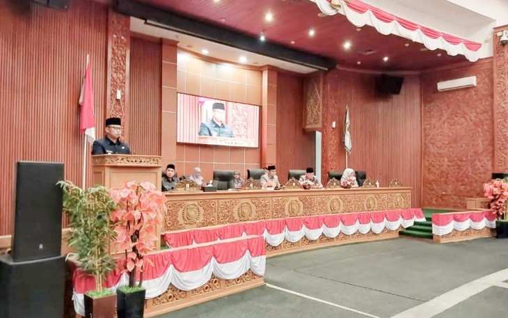 Walikota Depok Supian Suri memaparkan visi misi dalam rapat paripurna DPRD Kota Depok, Senin (3/3)