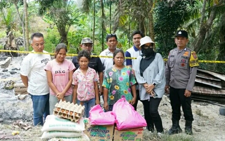 Karutan Pangkalan Brandan Beserta Forkopimca Plus Berikan Bantuan Korban Musibah Kebakaran Rumah.