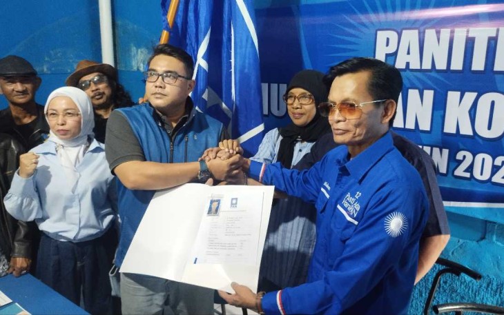 H Ridwan menyerahkan formulir pendaftaran bursa calon Ketua DPD PAN Kota Depok, Minggu (16/3)