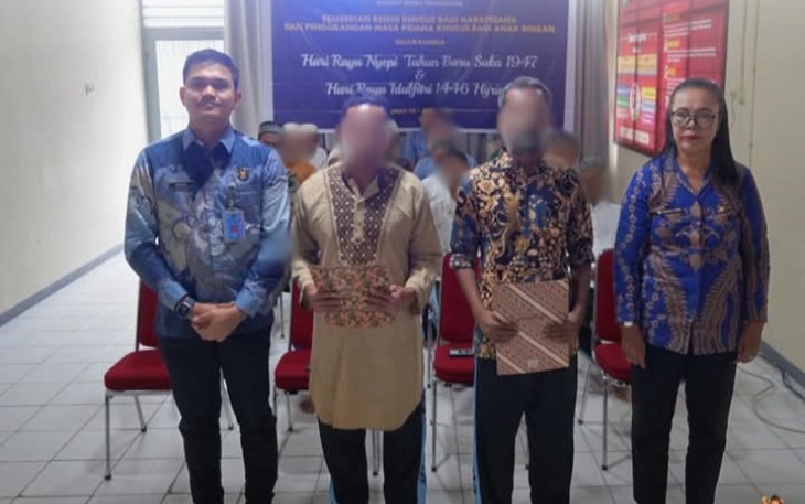 Karutan Pangkalan Brandan Erwin Siregar Poto Bersama Usai Pemberian Remisi kepada Warga Binaan.