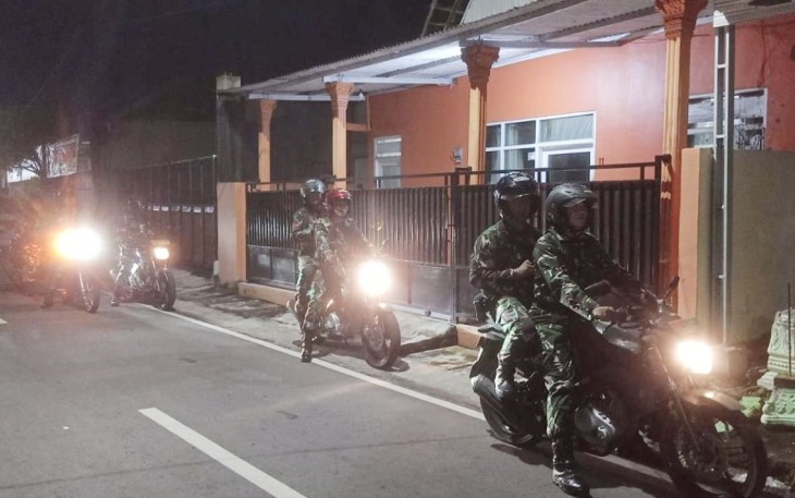 Patroli malam personel Korem 081/DSJ, Senin (1/4)