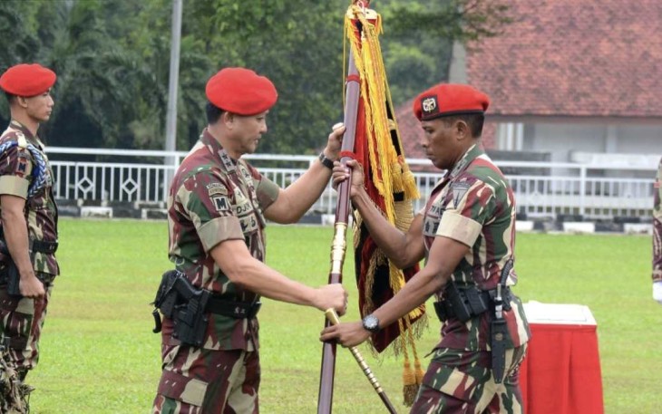 Danjen Kopassus Mayjen TNI Djon Afriandi menyerahkan tongkat komando Komandan Grup 1 Kopassus Kolonel Inf Amril H Tehupelasury, SIP di Jakarta, Senin (21/4)