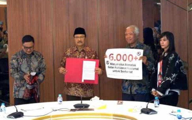 Mensos Saifullah Yusuf saat menerima perwakilan pengunjuk rasa yang menolak gelar pahlawan untuk Soeharto di Jakarta, Kamis (15/5)