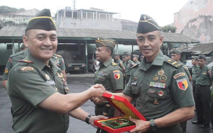 Dandim 0833/Kota Malang Letkol Arm Aris Gunawan memberikan cenderamata 