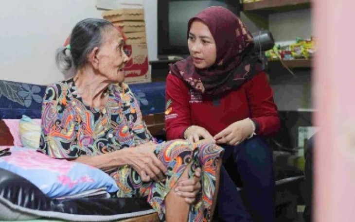 Kemensos saat mengunjungi lansia
