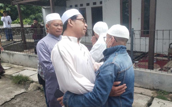 Pengurus DKM Masjid Jami' Asy-Syahid Ustadz Andi menyambut kedatangan KH Zarkasih Hasan dikediamannya, Rabu (18/6)