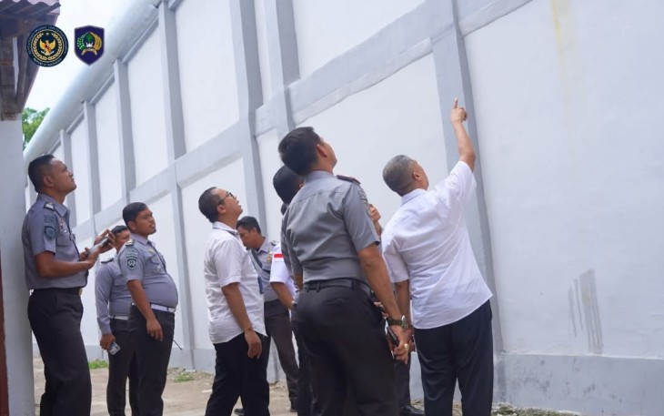 Karutan Pangkalan Brandan Dampingi Tim Inspektorat Saat Verifikasi Data Pembangunan Tembok.