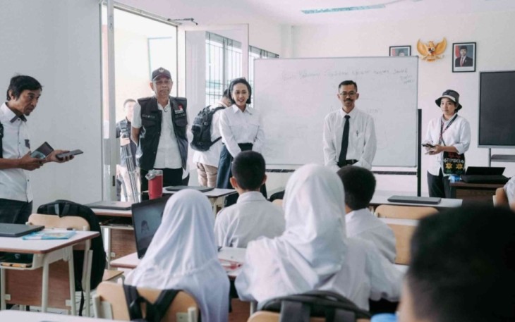 Wamen P2MI Cristina Aryani saat mengunjungi Sekolah Rakyat Menengah Pertama 6 Jakarta 