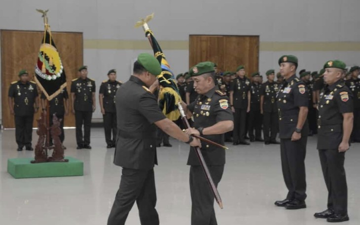 Pangdam I/BB Mayjen TNI Rio Firdianto menyerahkan pataka Danrem 023/KS Kolonel Inf Iwan Budiarso, Senin (17/11)