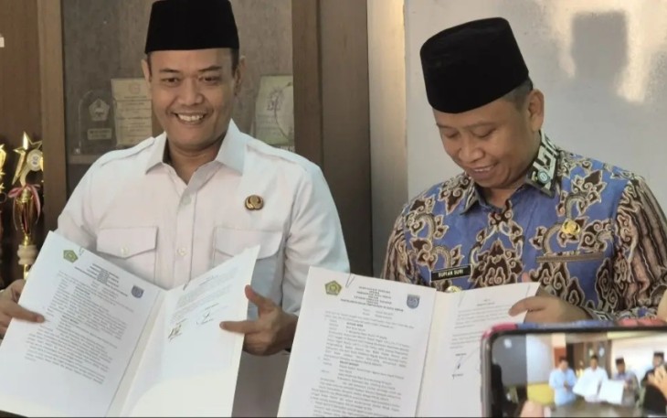 Wali Kota Depok, Supian Suri (Kanan) bersama Kepala Kantor Kemenag Depok, Enjat Mujiat (kiri) menunjukan dokumen MoU RSSG Madrasah Tsanawiyah di Balai Kota Depok, Kamis (26/06/25).